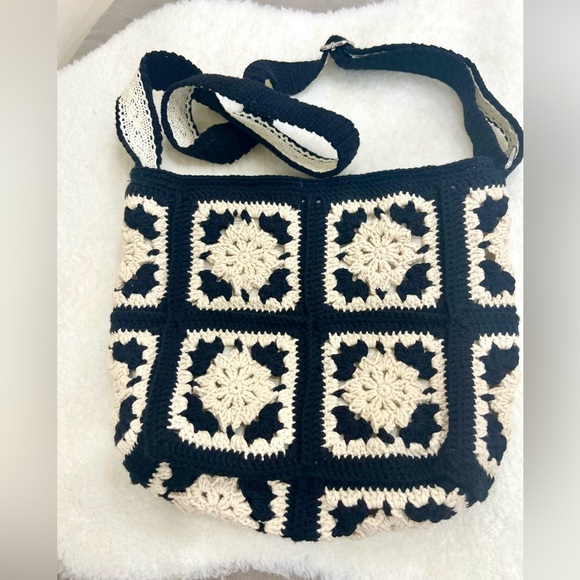 Elegant Black and Cream Crossbody Bag - Picture 1 of 9